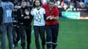 Des militants de Dernière Rénovation
escortés hors du terrain après avoir interrompu un match du championnat français de rugby entre le Stade toulousain et le Stade français, le 5 novembre 2022 à Toulouse