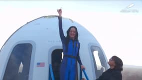 Katy Perry descend de la capsule de la fusée New Shepard de Blue Origin de retour sur terre le 14 avril 2025 au Texas