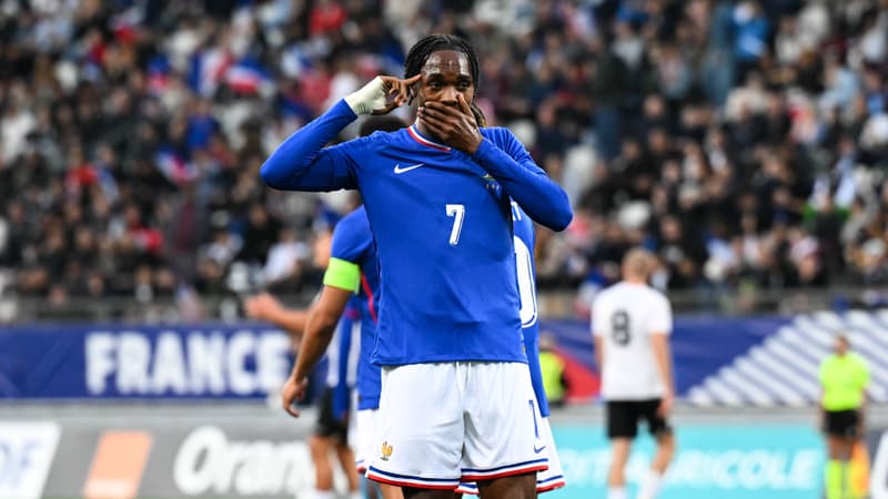 Mathys Tel célèbre un but avec les Bleuets contre l'Estonie, le 13 octobre 2025