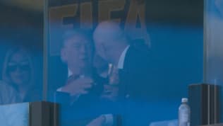 Donald Trump et Gianni Infantino touchent le trophée de la Coupe du monde lors de la finale, le 19 juillet 2026.