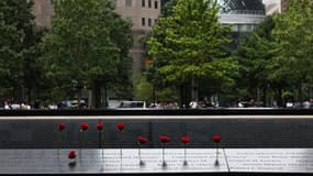 Des roses sont déposées aux noms des victimes de l'attaque terroriste du 11 septembre sur le bassin de la tour sud pendant la cérémonie annuelle de commémoration du 11 septembre.