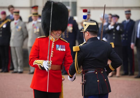 https://images.bfmtv.com/S6IRlAIxoczbJpRQk3rFCIB_Yag=/0x0:2048x1429/580x0/images/garde-buckingham-france-elysee-royaume-uni-1840155.jpg