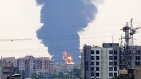 De la fumée se dégage au-dessus d'une raffinerie à Téhéran, en Iran, après des frappes venues d'Israël, le 15 juin 2025