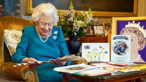 La reine Elizabeth, le 4 février 2022, entourée de cadeaux à l'occasion de son jubilé.