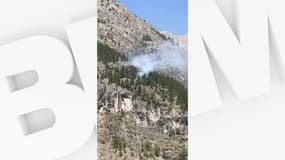 De la fumée est visible depuis les lieux de l'incendie.