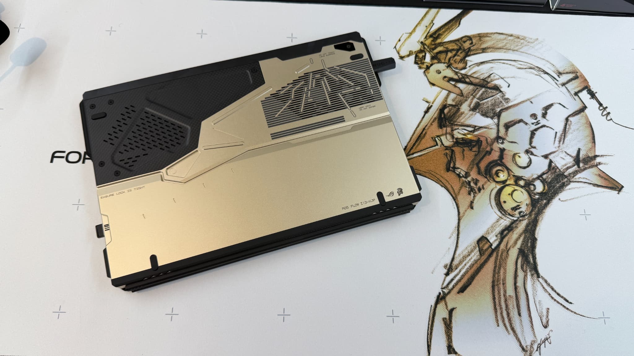 La tablette gaming ROG Flow Z13 x KJP La tablette gaming ROG Flow Z13 x KJP