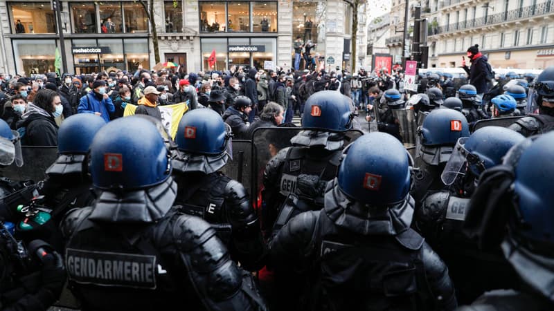 Les forces de l'ordre encadrent le cortège parisien contre la proposition de loi sur la "sécurité globale", le 12 décembre 2020.