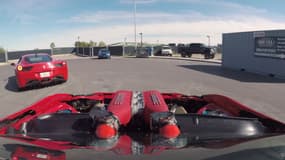 Le V8 de la Ferrari 458 dépasse légèrement du capot...