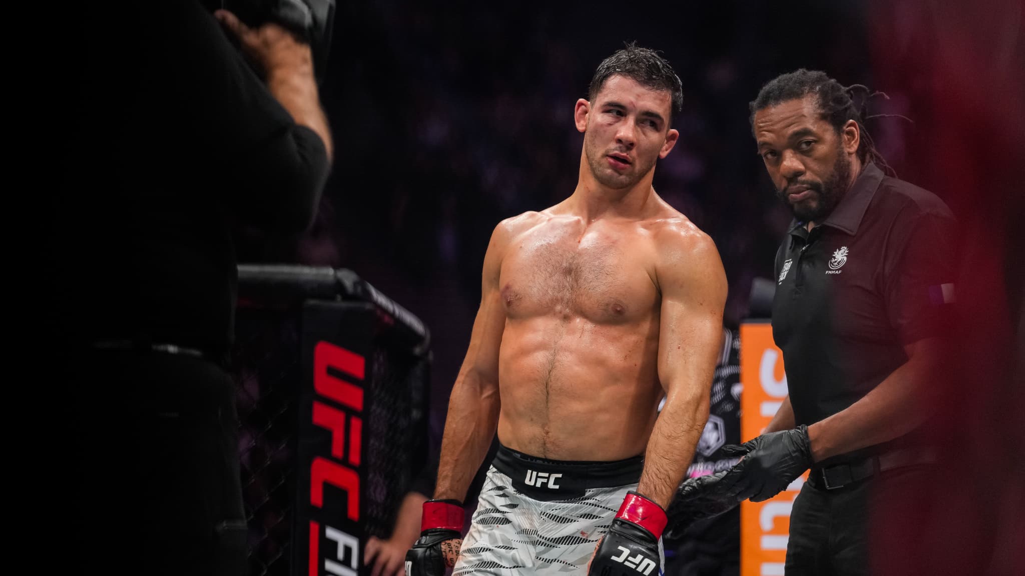 "IMPORTANT D'EXAGÉRER LE PERSONNAGE": POURQUOI AXEL SOLA VEUT DEVENIR L'"INTELLO-ARTISTE" DE L'UFC