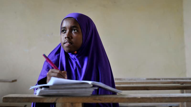 Une écolière somalienne reçoit un cours dans un centre humanitaire