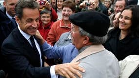 Nicolas Sarkozy dans le petit village bourguignon de Montillot. Le chef de l'Etat retombe à son plus bas de bonnes opinions, 26%, et atteint son plus haut niveau de défiance avec 72%, selon un sondage TNS Sofres pour Le Figaro Magazine diffusé jeudi. /Pho