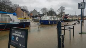 Des bateaux après une crue de l'Ille au passage de la dépression Herminia, le 26 janvier 2025 à Rennes