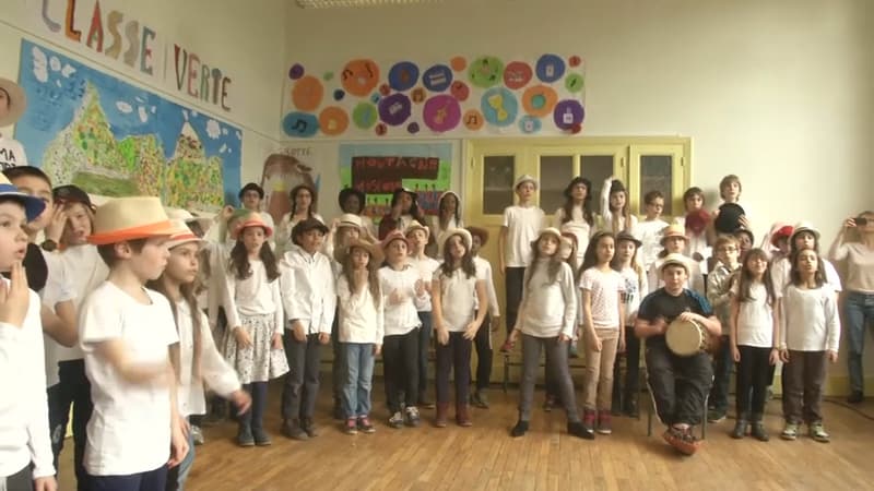 Des enfants d'une école primaire de Grenoble enregistrent une chanson pour financer leur classe verte.