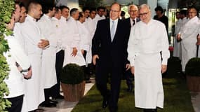 Alain Ducasse (à droite) accompagné du Prince Albert II de Monaco. Venus de 25 pays et représentant 300 étoiles au Guide Michelin, 240 chefs étoilés célèbrent jusqu'à dimanche les 25 ans de règne d'Alain Ducasse à la tête du célèbre restaurant "Louis XV",