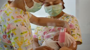 Un bébé équipé d'un masque de protection