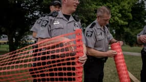 Des policiers encerclent le périmètre du parc Sherman de Milwaukee (Wisconsin) le 15 août 2016, après les manifestations qui ont fait suite à la mort de Sylville Smith.