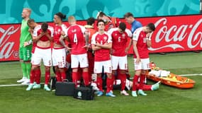 Les joueurs danois réunis en cercle autour de Christian Eriksen