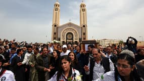 Des fidèles portent le cercueil d'une victime de l'attentat perpétré le 9 avril 2017 par Daesh contre une église copte d'Alexandrie, en Egypte