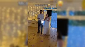 Capture d'écran issue de la vidéo d'un couple, Thomas et Ophélie, qui a commandé des burgers McDonald's pour son mariage dans l'Oise, faisant plus d'1,5 million de vues sur TikTok.