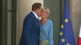 Quand Arnold Schwarzenegger remonte le perron de l'Élysée pour saluer Brigitte Macron
