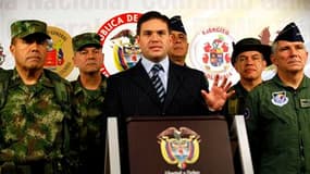 Le ministre colombien de la Défense, Carlos Pinzon, entouré de l'état-major pour annoncer la mort du chef des Forces armées révolutionnaires de Colombie (Farc) Alfonso Cano, tué vendredi dans des affrontements entre les rebelles et l'armée. /Photo prise l