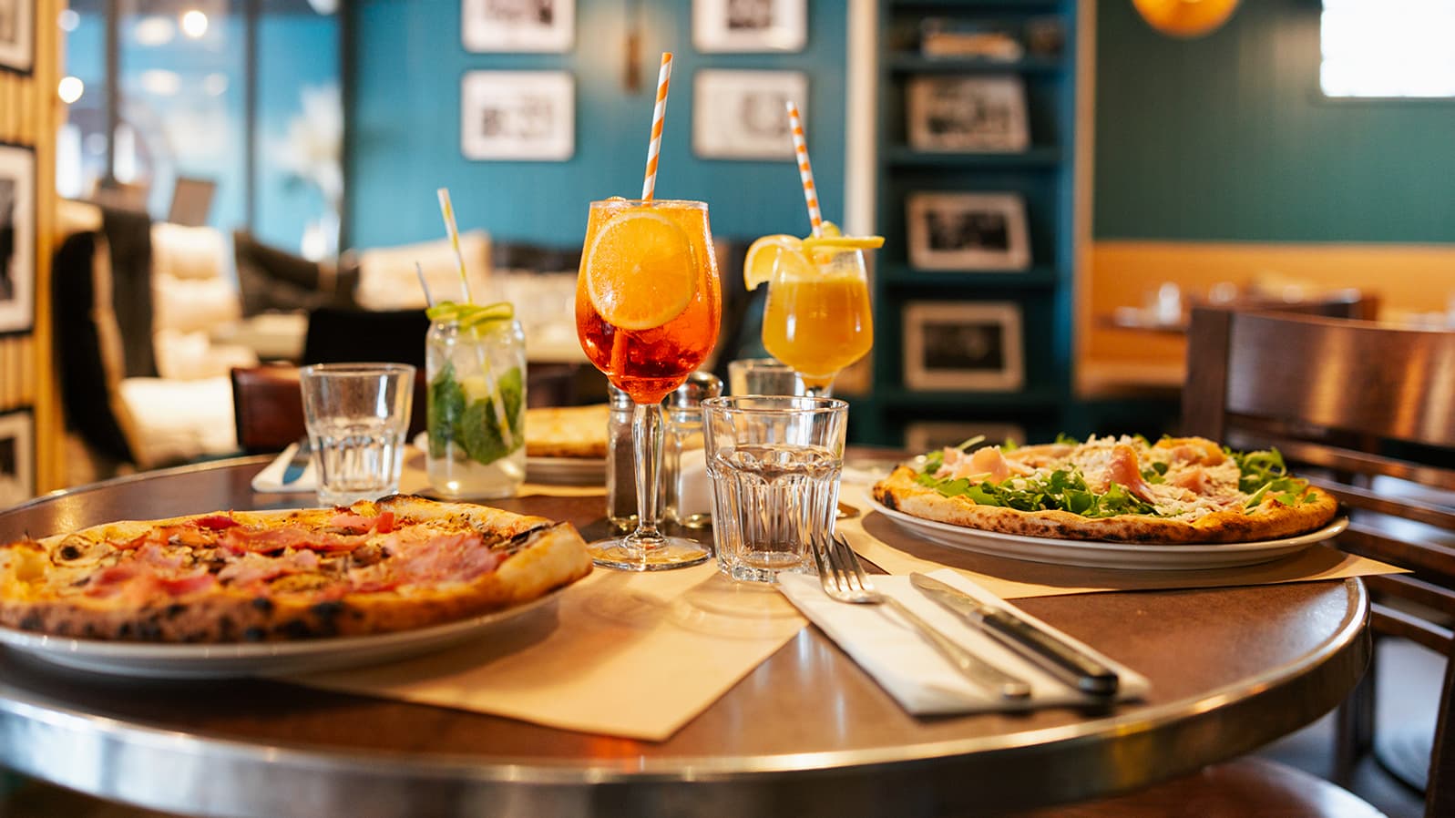 Au 11, pizzas et cocktails se dégustent au milieu de photos de stars du cinéma français. Au 11, pizzas et cocktails se dégustent au milieu de photos de stars du cinéma français.