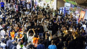 Des manifestants scandent des slogans lors d'une manifestation de jeunes sur un marché de Rabat, le 29 septembre 2025, réclamant des réformes dans les secteurs de la santé et de l'éducation. 