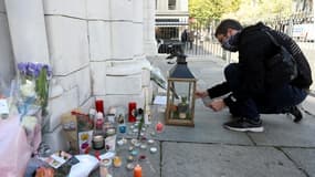 Un homme devant la basilique Notre-Dame à Nice rend hommage aux victimes de l'attentat, le 30 octobre 2020 