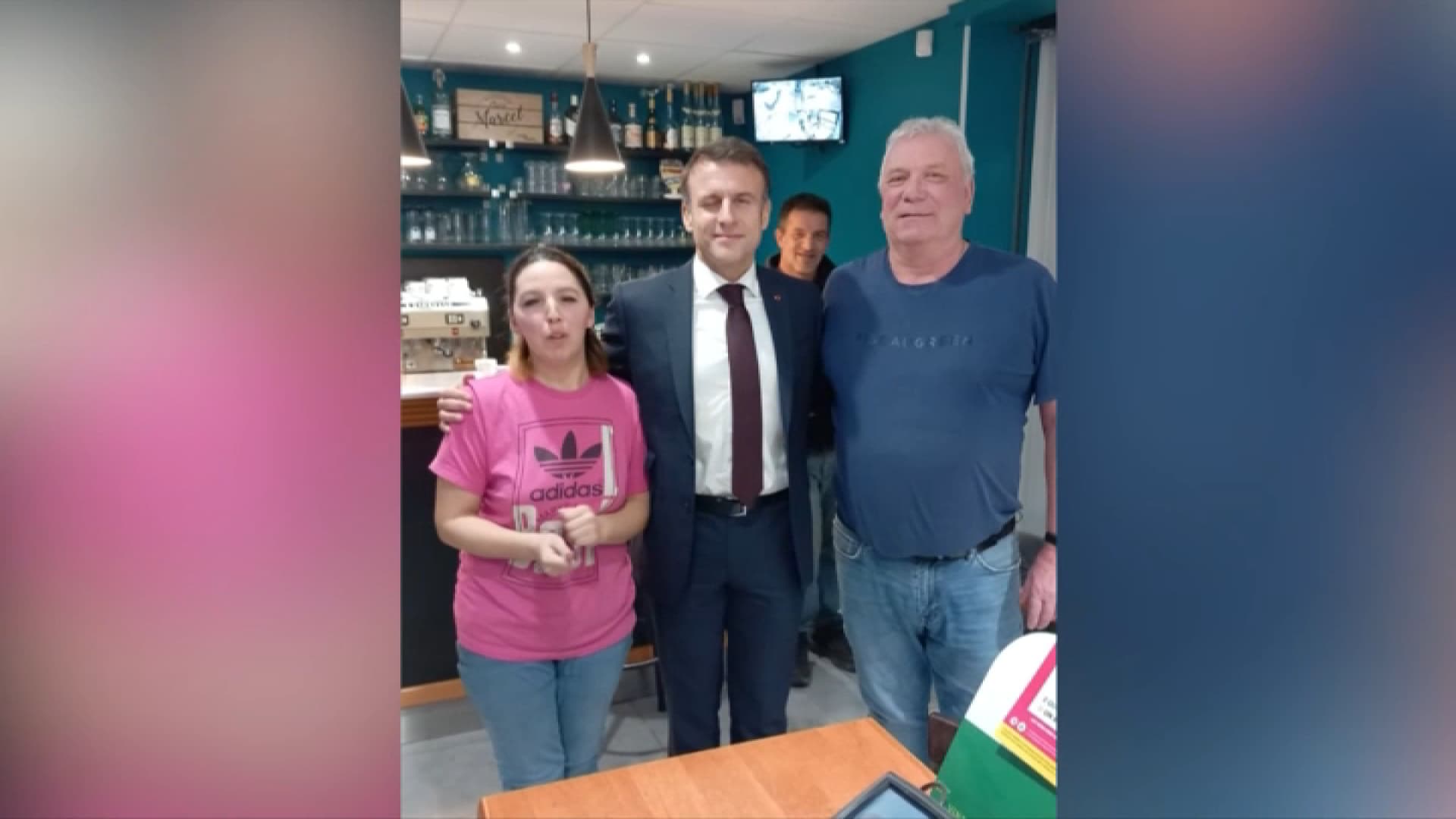 Emmanuel Macron dans le tabac Maxi presse de Roulans, dans le Doubs, le 7 février 2024