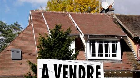 Des experts soulignent que la timide reprise du marché de l'immobilier résidentiel en France, évoquée par les réseaux d'agences et les notaires, reste extrêmement fragile et partielle. Dans l'ancien comme dans le neuf, le niveau élevé du chômage continue