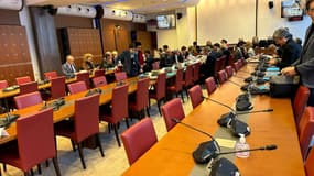 Les membres de la commission mixte paritaire prennent place