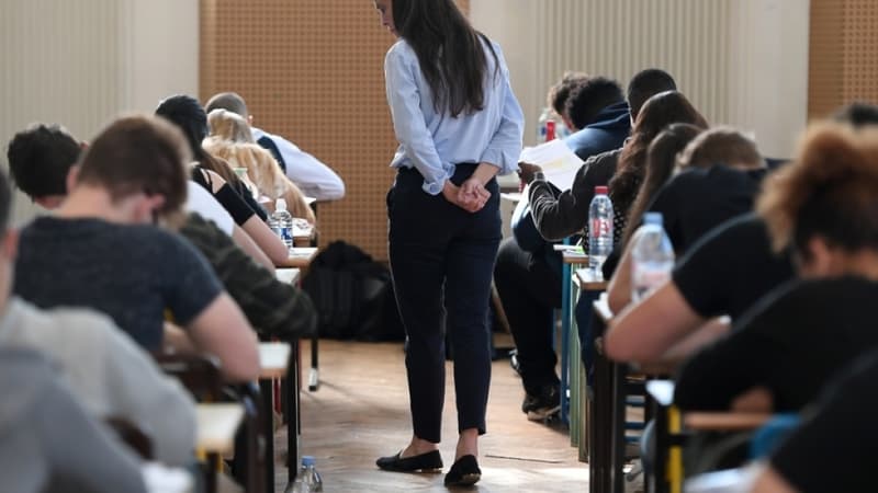 Une surveillante dans une salle d'examen du baccalauréat en 2018 à Strasbourg (photo d'illustration) 