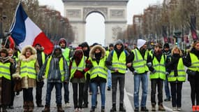 Des gilets jaunes manifestent sur les Champs-Elysées à Paris, le 15 décembre 2018