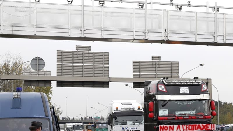 Le péage de transite de poids lourds devait entrer en vigueur le 1er janvier 2015.