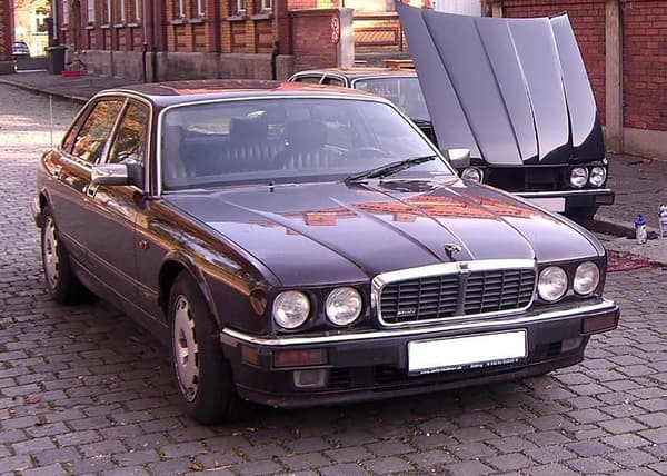 La Jaguar XJR 6 de couleur sombre. La Jaguar XJR 6 de couleur sombre.