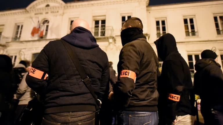 Des policiers rassemblés le 8 novembre 2016 devant la mairie de Viry-Châtillon pour dénoncer l'attaque contre leurs collègues