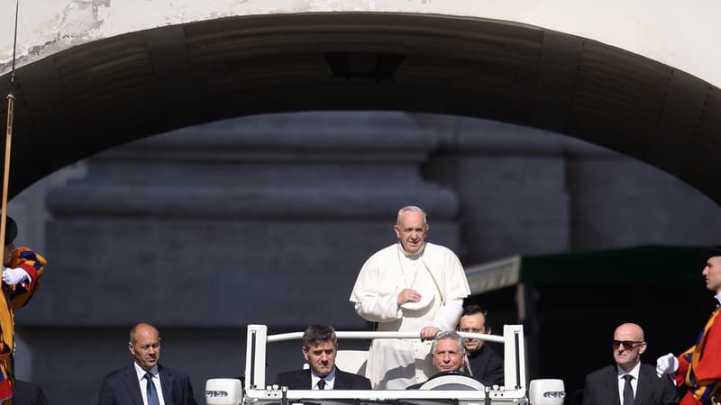 Le pape François a t-il fini par trouver la papamobile Mercedes, trop luxueuse ?