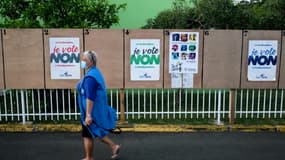 Panneau d'affichage pour le referendum pour ou contre l'indépendance de la Nouvelle-Calédonie, à Nouméa le 10 décembre 2021