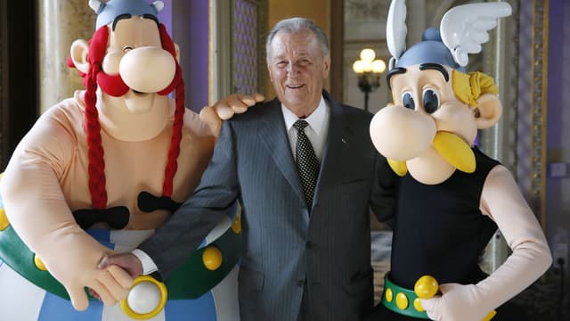 Albert Uderzo entouré d'Obélix et Astérix en 2015.