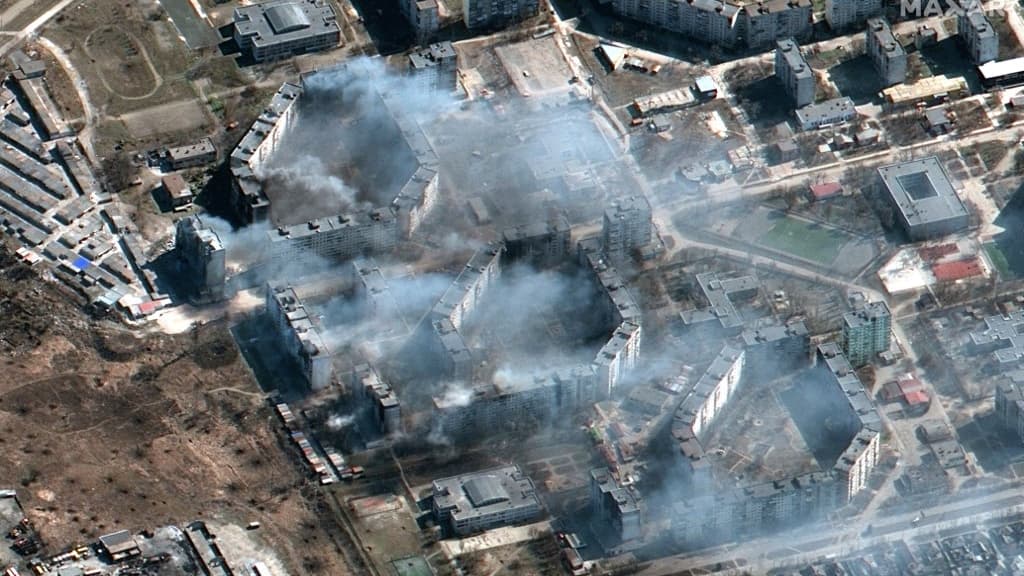 Des immeubles en feu à Marioupol. Des immeubles en feu à Marioupol.