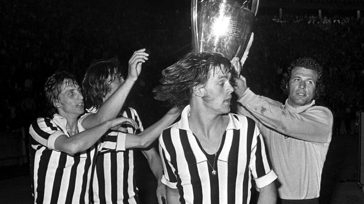 Heinz Stuy (à droite) célèbre la victoire de l'Ajax en finale de la C1 en 1973 avec Johan Cruyff (à gauche) et Johnny Rep