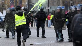 Un gilet jaune face aux CRS samedi à Paris. 