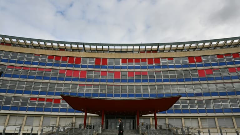 Une personne passe devant un des bâtiments de l'Université de Strasbourg, fermé pour la semaine pour faire des économies de chauffage, le 5 janvier 2023