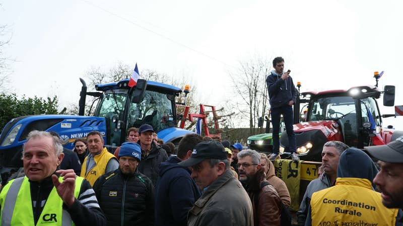 Les policiers bloquent les agriculteurs dans le Loiret qui veulent monter jusqu'à Rungis.