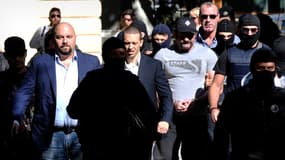 Les quatre députés d'Aube dorée escortés par la police, le 2 octobre.