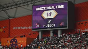 Un panneau du stade montre le (long) temps additionnel d'une période du match Angleterre-Iran lors de la Coupe du monde 2022