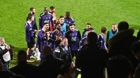 Les joueurs de Canet-en-Roussillon en communion avec des supporters