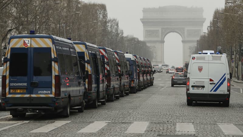 Véhicules de CRS sur les Champs Élysées samedi 23 mars 2019, alors que la manifestation y a été interdite.