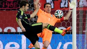 Cesc Fabregas face à Gianluigi Buffon en 2014