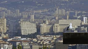 Vue des quartiers nord de Marseille. La France va concentrer ses efforts sur 1.200 quartiers défavorisés au lieu 2.400 actuellement afin de maximiser l'impact de ses moyens sur les zones jugées prioritaires. Les quartiers concernés par ce projet de loi su